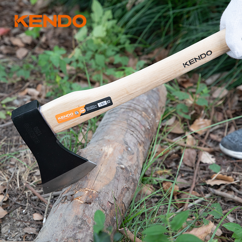 Hacha tipo 613, mango de madera